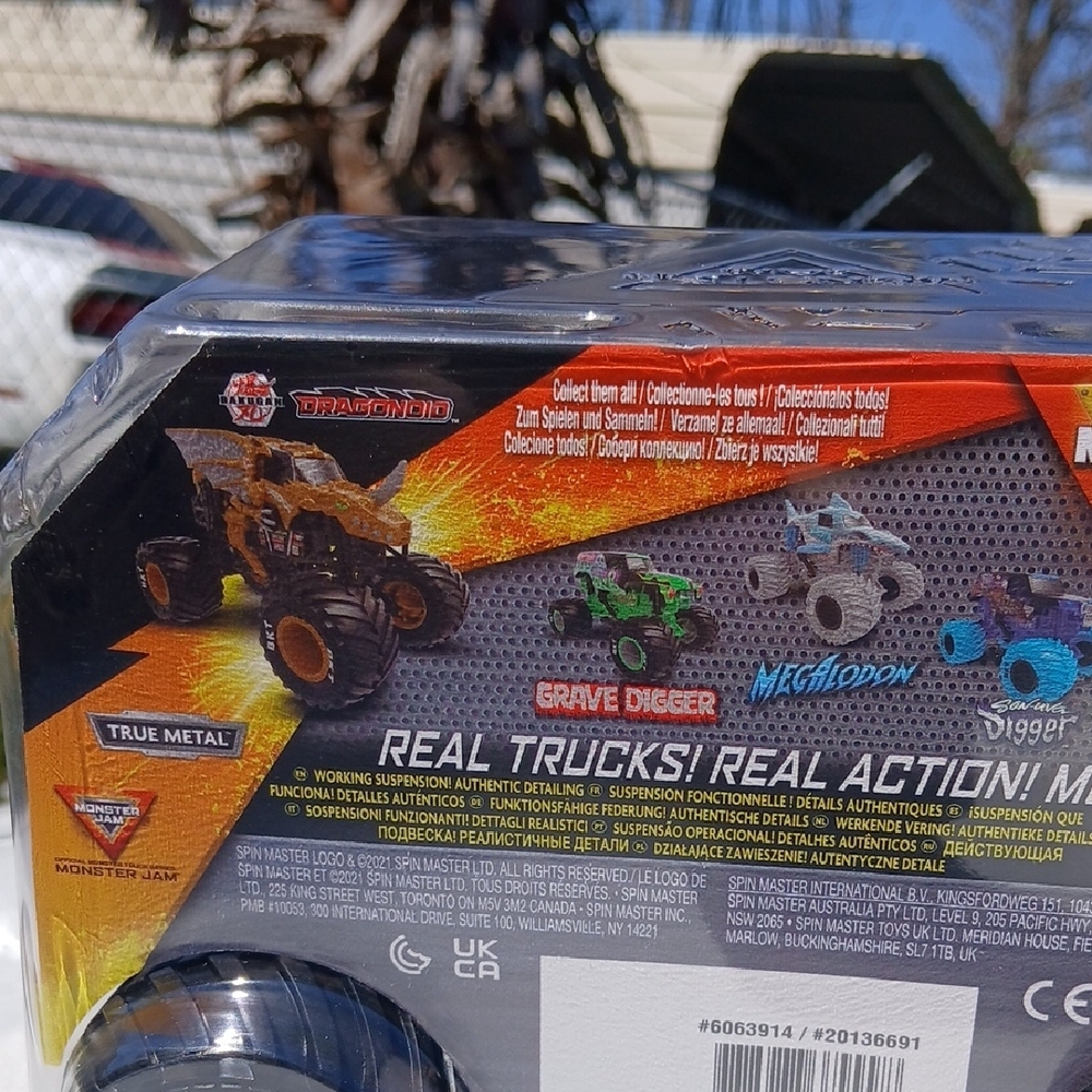 Dragonoid  Monster Jam Truck Toy - Gold and Black. 1/24 - Picture 6 of 7